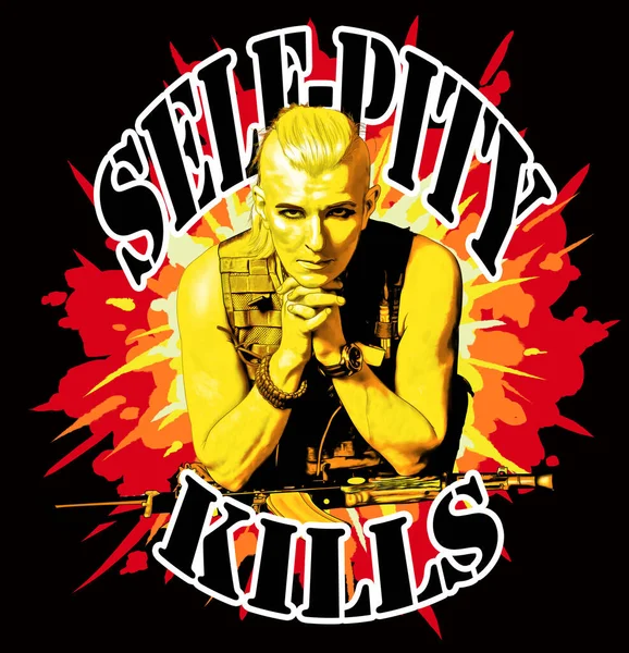 Güçlü bir Ukraynalı kadın askeri sağlık görevlisi parmaklarını çenesinin altında tutuyor ve dirseklerini bir tüfeğe dayıyor.. 