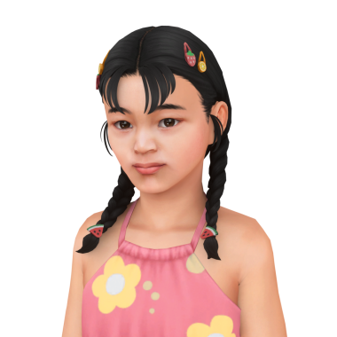 İki saç tokası, iki saç tokası ve yaz kıyafetleri içinde güzel, esmer bir kız.