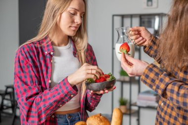 Genç bir çift büyük çileklere bağış yapıyor.. 