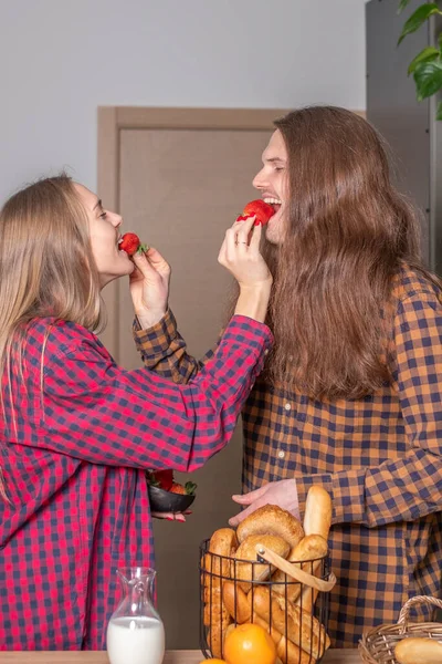 一对年轻夫妇正准备吃大草莓 — 图库照片
