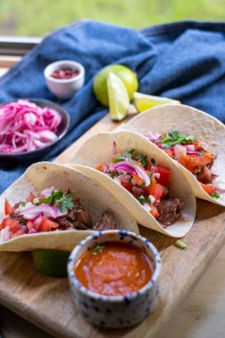 Taze sebzeli lezzetli tortilla. Kırmızı domates.