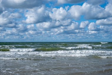 Mavi gökyüzünde bulutlu beyaz deniz dalgaları oyunu.. 