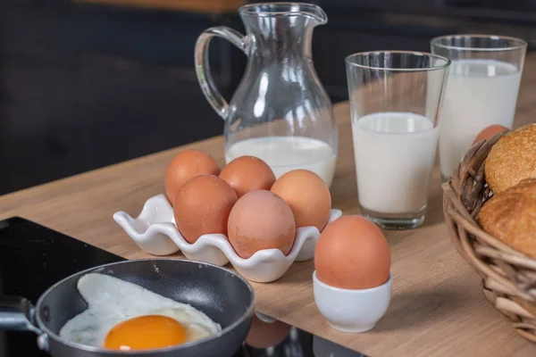 Freshly Fried Egg Black Pan Stove Fresh Eggs White Dishes — Stock Photo, Image