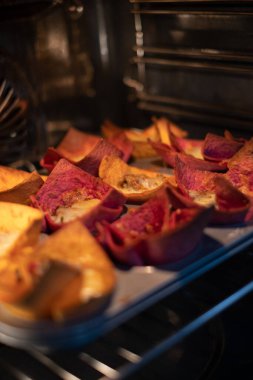 Dolu, kokulu, renkli, üçgen kenarlı tortilla sepetleri fırında bir kalıpta hazırlanmıştı. Koyu kahverengi fırının içi arka planda bulanıklaştı. Kopyalama alanı
