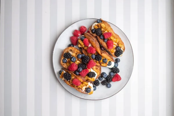 Frische Süße Brötchen Mit Frischkäse Und Frischen Blaubeeren Erdbeeren — Stockfoto