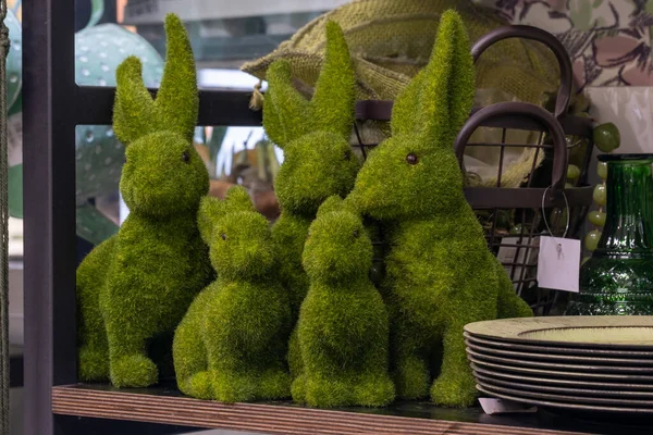Des Lapins Pâques Ludiques Doux Vert Mousse Sont Assis Dans — Photo