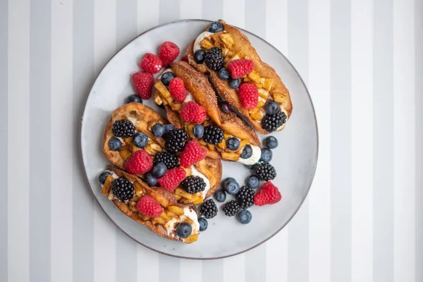 Frische Süße Brötchen Mit Frischkäse Und Frischen Blaubeeren Erdbeeren Himbeeren — Stockfoto