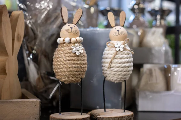Niedlich Lächelnde Osterhasen Aus Baumwollfaden Mit Holzohren Und Köpfen Auf lizenzfreie Stockbilder