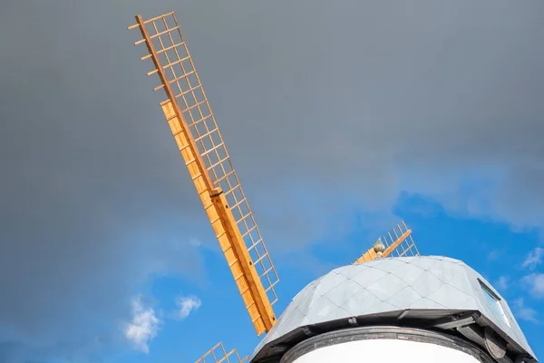 Lichtdach Für Weiße Windmühlen Und Gelbe Flügel Ein Blauer Himmel — Stockfoto