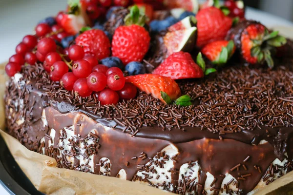 Köstlicher Kuchen Mit Dunkler Schokolade Und Frischen Feigen Und Beeren — Stockfoto