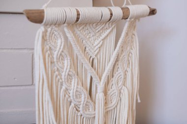 Ahşap saplı beyaz makrome dekor. El sanatları yüksek kalite fotoğraf