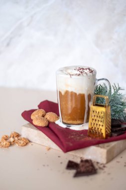 Bir fincan kahveyle, kurabiyelerle ve Noel havasında dallarla dolu bir hayat. Çikolata için küçük altın rendesi. Uzayı kopyala Yüksek kalite fotoğraf