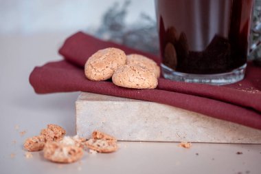 Bir fincan kahveyle, kurabiyelerle ve Noel havasında dallarla dolu bir hayat. Çikolata için küçük altın rendesi. Uzayı kopyala Yüksek kalite fotoğraf