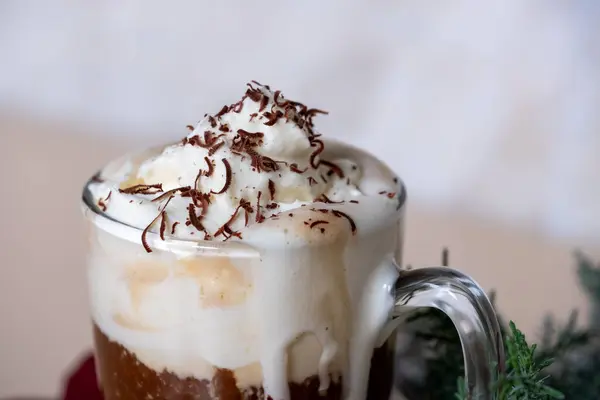 Sütlü Kahve Üzerine Krema Köpüğünden Yakın Plan Kahve Rendelenmiş Çikolata — Stok fotoğraf