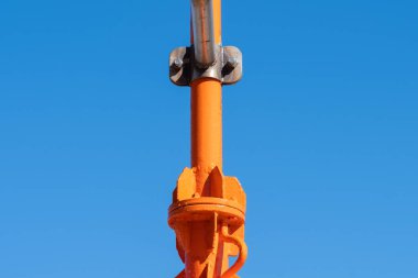 Metal, metal, turuncu, metal tüp takılı. Arka planda açık, mavi gökyüzü. Deniz seyir şamandırasının bir parçası. Uzayı kopyala Alıntılar için arka plan. Yüksek kalite fotoğraf