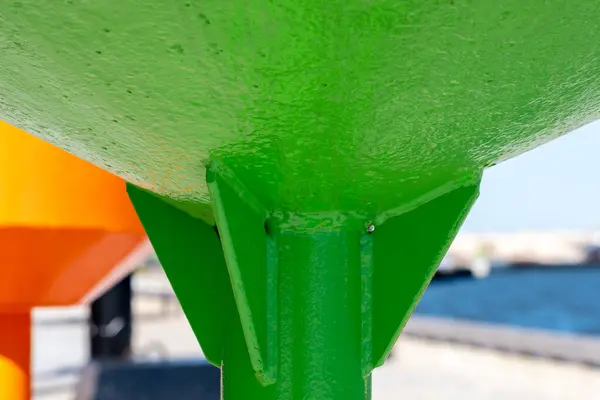 Robuste Riesige Metallene Seeschifffahrtsbojen Strukturen Leuchtendem Grün Und Orange Sonnigen — Stockfoto