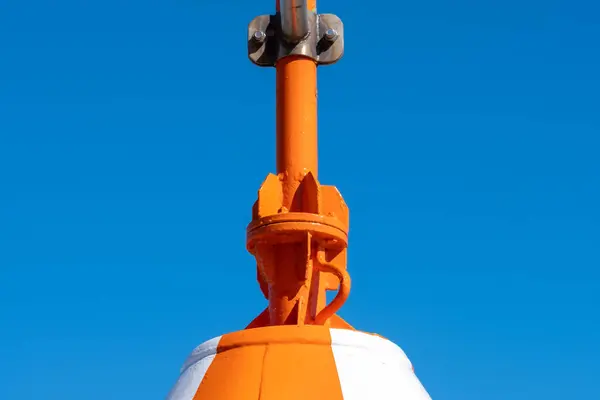 Robuste Orangefarbene Metallkonstruktion Mit Metallrohrbefestigung Klarer Blauer Himmel Hintergrund Ein — Stockfoto