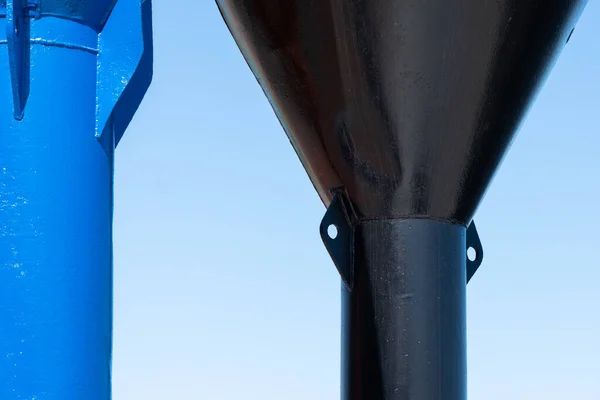 Robuste Riesige Metallkonstruktionen Blau Und Schwarz Lackierte Bojen Für Die — Stockfoto