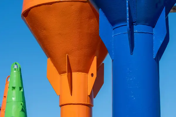 Estructuras Metálicas Robustas Enormes Pintadas Naranja Azul Verde Cielo Claro — Foto de Stock