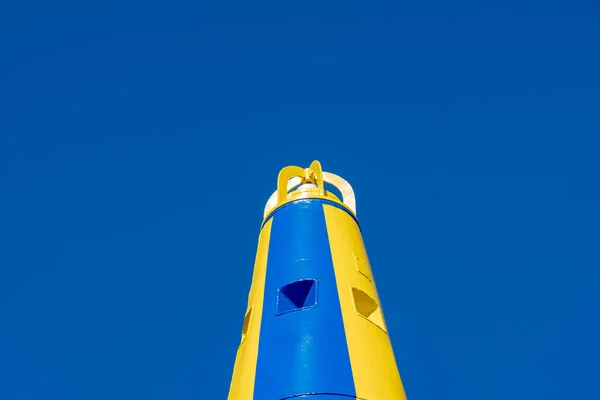 Велика Металева Структура Пофарбована Синьо Жовті Кольори Українського Прапора Єдності — стокове фото