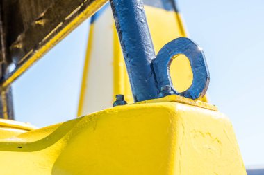 Endüstriyel, metal, sarı yapı. Arka planda açık, mavi gökyüzü. Endüstriyel metal yapılarının reklamı. Boşluğu kopyala. Alıntılar için arka plan. Yüksek kalite fotoğraf