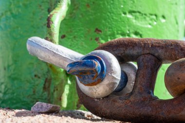 Metal, paslı, büyük endüstriyel zincir yeşil metal bir yüzeye bağlı gri mavi bir anahtar. Uzayı kopyala Alıntılar için arka plan. Endüstriyel inşaatın. Yüksek kalite fotoğraf