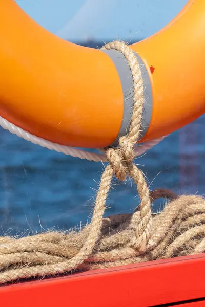 Una Boya Salvavidas Une Marco Madera Naranja Brillante Con Cuerdas — Foto de Stock