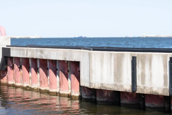 Estrutura Concreto Reforçado Com Tubos Metal Rosa Mar Céu Limpo — Fotografia de Stock