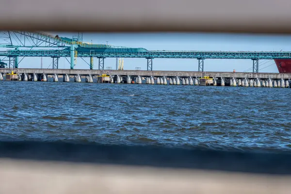 港の貨物船のワーフ 背景にある川の反対側の石炭ターミナル 背景にある青い空 スペースをコピーする 引用符のための背景 高品質の写真 — ストック写真