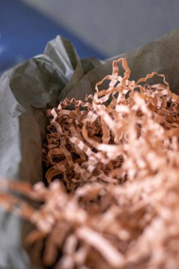 Karton kutu, kargo malları için ekolojik geri dönüşümlü karton çipler. Ardıç dalıyla Noel hediyesi paketleme. Sürdürülebilir bir kavram. Boşluğu kopyala