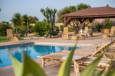 Yumuşak bir ışık altında, bir sıra bambu güneşlik, sakin ve lüks bir tatil köyünün özünü yakalar. Yüksek kalite fotoğraf