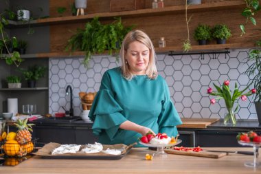 Çağdaş Mutfakta Taze Meyve Tatlısı Yaratan Kadın Çevrelenmiş Bitkiler ve Altıgen Döşemeler, Ev Pişirme Konsepti