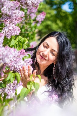 Leylak Çiçekleri 'nden Lady Relishing Aroma Parlak Güneş Işığında Büyüyen Bahçe, Rahatlama Konsepti