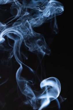 Görüntü yumuşak, kıvrımlı duman filizlerini barındırıyor. Derin siyah bir arkaplanda zarafetle yükseliyor. Gizem ve sakinlik havasını çağrıştırıyor..