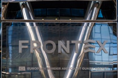 Varşova, Polonya - 10 Temmuz 2025: Şehir mimarisi ve tasarım özelliklerini vurgulayan modern bir binanın cam ön cephesinde ön tabela