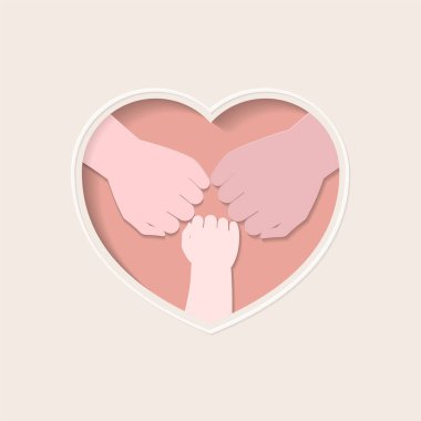 Bebeğin küçük yumruğunun üst görüntüsü ve iki büyük ebeveyn yumruğunun pembe kalp şeklindeki çerçeve kağıdına çarpması sanatı kesiyor.