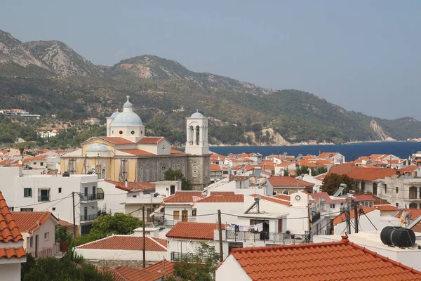 Samos adasındaki Kokkari adlı Yunan balıkçı köyündeki evlerin çatıları ve Aziz Niklas Kilisesi manzarası.