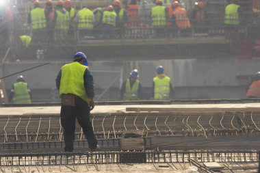 İnşaat alanında beton dökümü için çerçeve takviye içine Inşaatör metal çubuklar çubukları