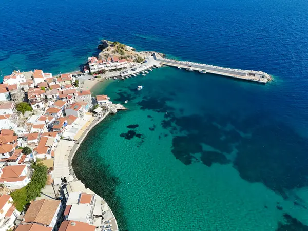 Samos adasındaki geleneksel Kokkari köyünün en iyi manzarası