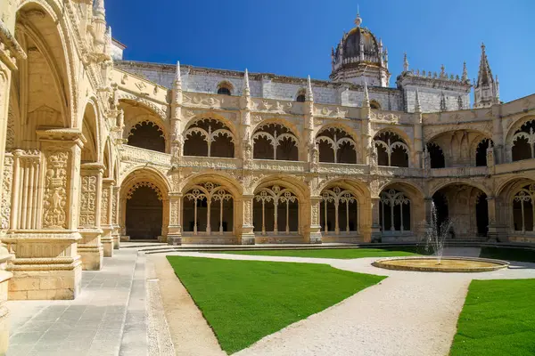 Jeronimos Manastırı 'nda bahçesi ve çeşmesi olan bir bahçe. UNESCO dünya mirası sahası, Lizbon, Portekiz.