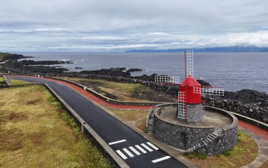 Pico Adası, Azores, Portekiz 'deki geleneksel kırmızı yel değirmeni manzarası.