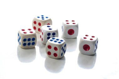 Beyaz arkaplanda yansıması olan altı beyaz küp.