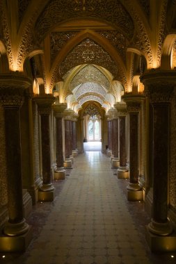 Monserrate Sarayı 'nın içi oyulmuş kolon ve kemerlerle dolu. Sintra, Portekiz.