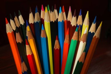 Siyah arkaplanda çok renkli ahşap kalemleri kapat