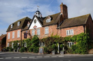 Aldermaston, İngiltere - 27 Ekim 2021: Berkshire Aldermaston köyündeki tarihi Hind 's Head barının güneşli manzarası.  