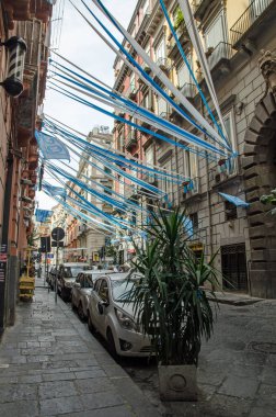 Napoli, İtalya, 2 Nisan 2023: Napoli 'nin orta kesimindeki Centro Storico bölgesinde şehrin futbol takımı Societ Sportiva Calcio Napol' un başarısını kutlayan Luigi Settembrini üzerinde pankart ve kiraz kuşu uçuyor.  