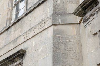 Bath, Somerset 'te bir Gürcistan evinin kenarına Gay Caddesi için oyulmuş tabela..