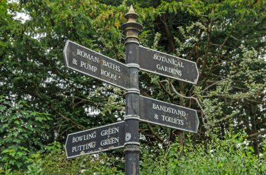 Bath, Somerset 'in merkezindeki bazı yerlerdeki yayaları gösteren bir tabela. Yerler arasında tarihi Roma hamamları, Pompa Odası, Botanik Bahçeleri ve Orkestra Standı yer alıyor.