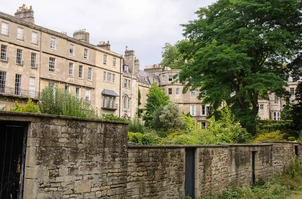 Somerset, Bath 'ın merkezindeki bazı Gürcü evlerinin arka tarafındaki Royal Victoria Parkı' ndan bir yaz öğleden sonrası görüntüsü..