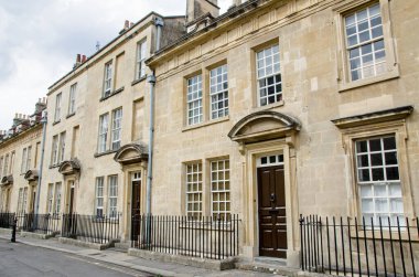 Bath, Somerset 'in merkezindeki zarif Beaufort Meydanı' ndaki tarihi Gürcü evleri bir yaz öğleden sonrasında.